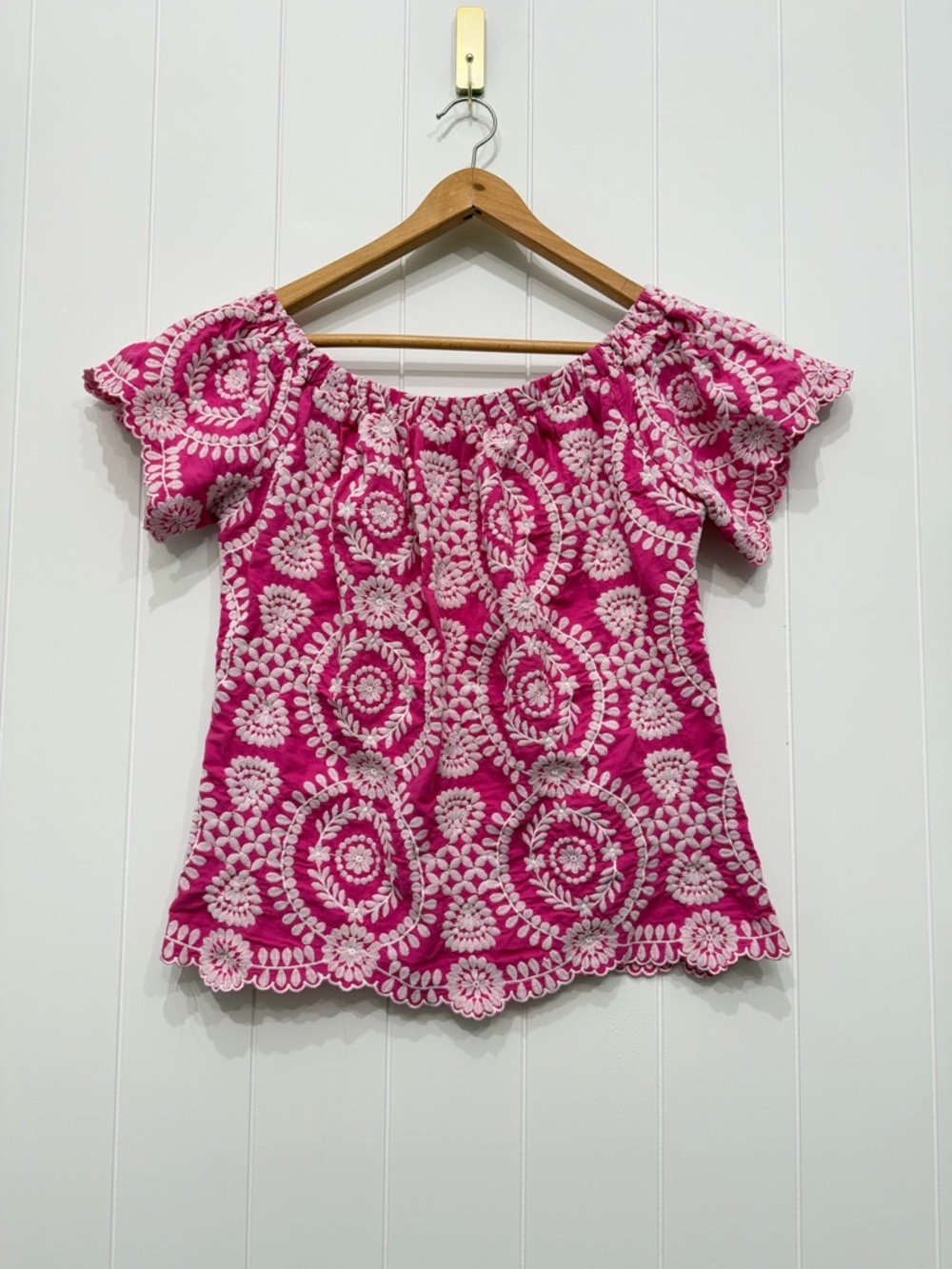 Entro Off The Shoulder Embroidered Floral Blouse Pink White Scalloped Hem Small